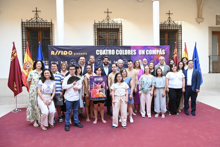 El jefe del Ejecutivo autonómico, Fernando López Miras, preside el acto de presentación del espectáculo 'Cuatro colores, un compás', en el marco de la Muestra de Danza para la Diversidad de Assido