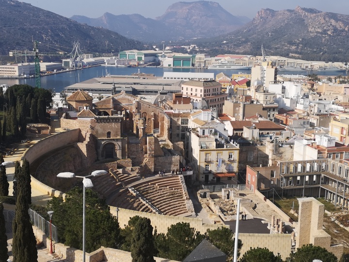 Vista general de Cartagena, con el Teatro Romano en primer término.