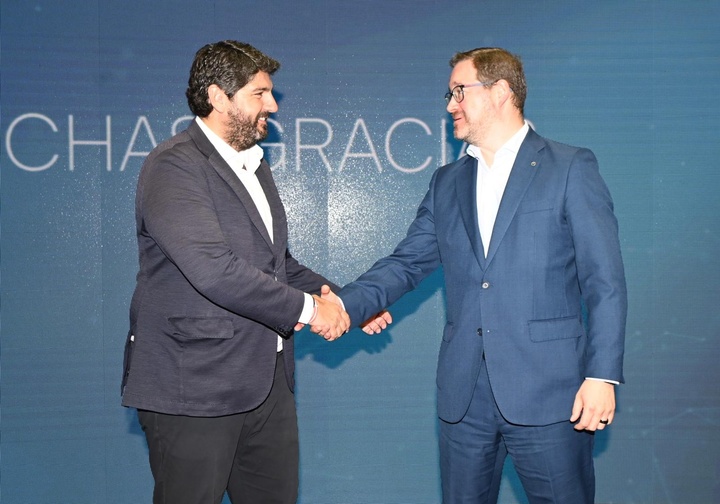 Fernando López Miras, junto a Victor López-Barrantes, director general de NTT Data España