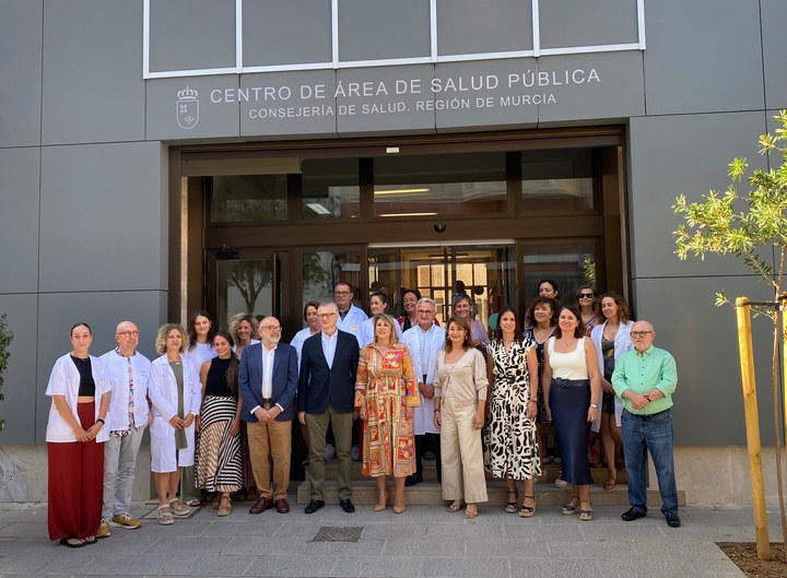 El consejero Juan José Pedreño, acompañado por la alcaldesa de Cartagena, Noelia Arroyo, visitó esta mañana las renovadas instalaciones del edificio de Salud Pública de Cartagena