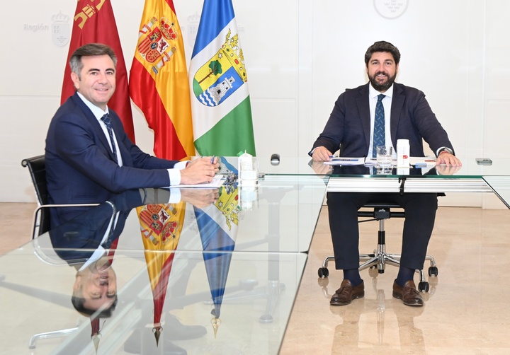 López Miras se reúne en el Palacio de San Esteban con el alcalde de San Pedro del Pinatar, Pedro Javier Sánchez