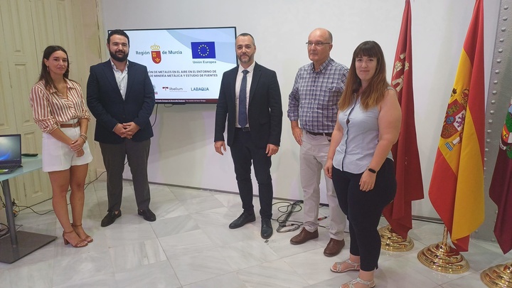 El director general de Medio Ambiente, Juan Antonio Mata, con el alcalde de La Unión, Joaquín Zapata; la edil de Industria en el Ayuntamiento de Mazarrón, Silvia García; el jefe del departamento de Planificación Ambiental del Ayuntamiento de Cartagena, Antonio Sansano; y la directora del laboratorio Libelium, Iris Cuevas.