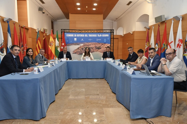 Imagen de la reunión en defensa del Trasvase Tajo-Segura celebrada este lunes en el Palacio de San Esteban a la que han asistido representantes de las comunidades de Andalucía, Valencia y Madrid