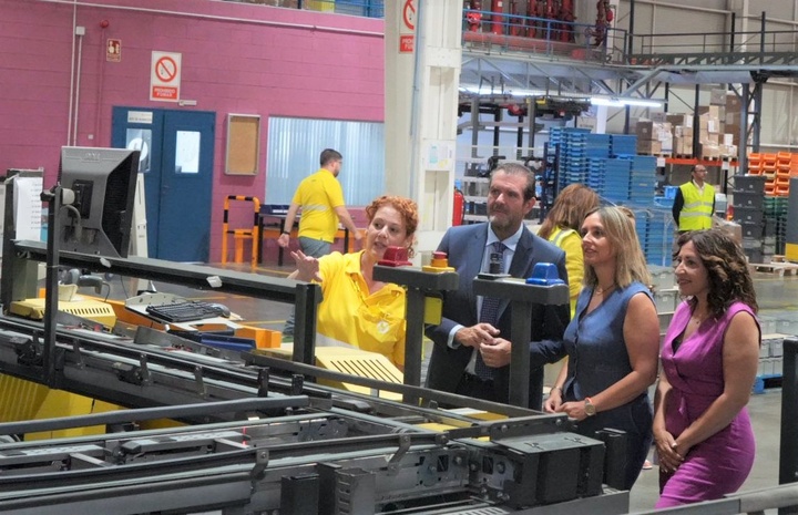 La consejera de Política Social, Familias e Igualdad, Conchita Ruiz, durante su visita a la empresa Hefame, reconocida con el Distintivo de Igual...