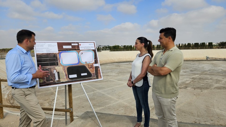 Imagen de la consejera, Sara Rubira, junto al alcalde de San Javier, José Miguel Luengo, en uno de los nuevos embalses de laminación construidos en la EDAR de San Javier