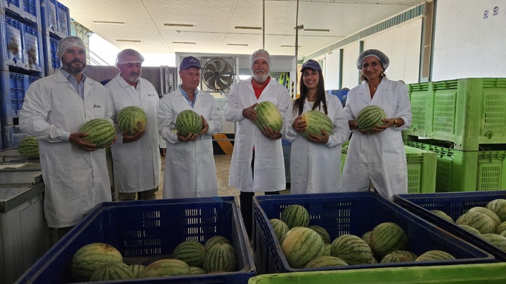 Imagen de la consejera Sara Rubira en la visita a las instalaciones de la cooperativa Alimer en la que se trabaja en el procesado de la sandía.