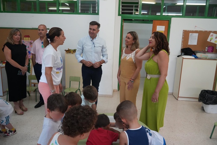 La consejera de Política Social, Familias e Igualdad, Conchita Ruiz, junto con el alcalde de San Pedro del Pinatar, Pedro Javier Sánchez, visita la escuela de verano que se está desarrollando en las instalaciones del CEIP Los Pinos