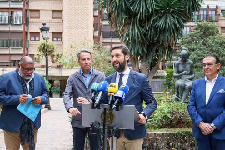 El director del Instituto de Turismo, Juan Francisco Martínez, junto al alcalde de Lorca, Fulgencio Gil, ante el monumento a la Bordadora.