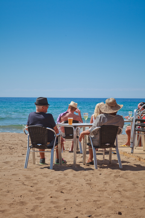 Turistas en la playa de Percheles.