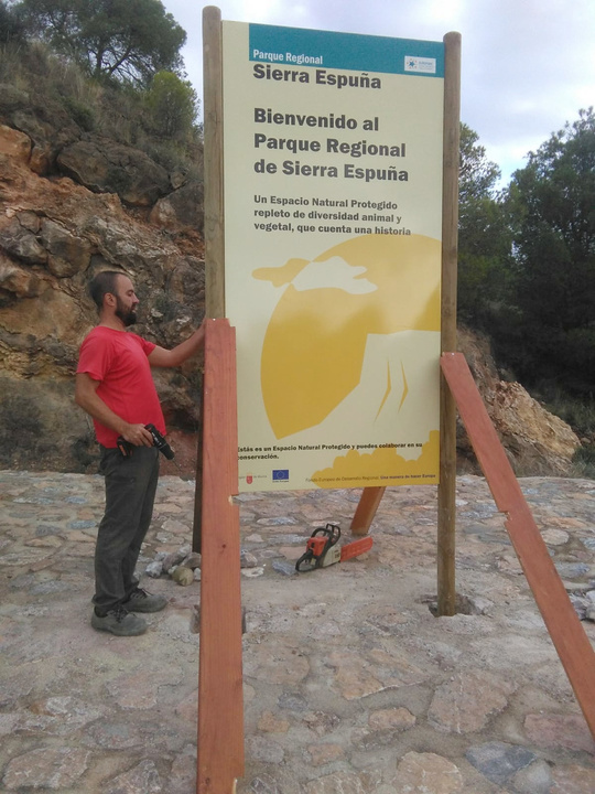 Señalización del inicio del Parque Regional de Sierra Espuña.