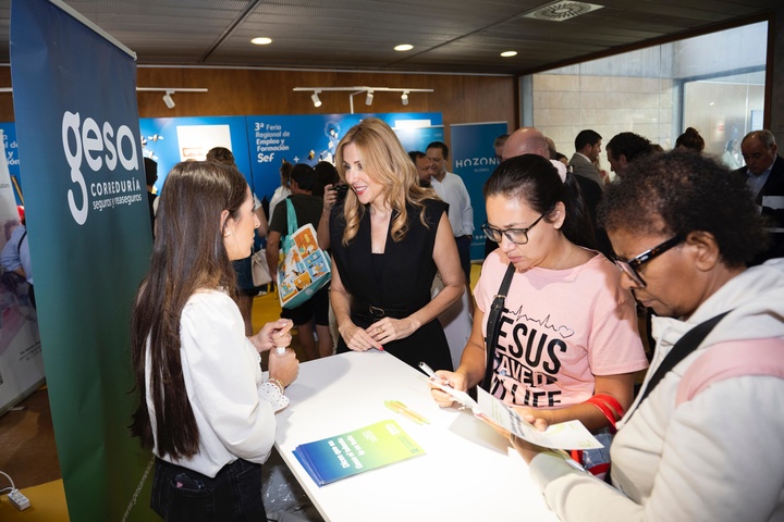 La consejera de Empresa, Empleo y Economía Social, Marisa López Aragón, durante la inauguración de la Feria del SEF.