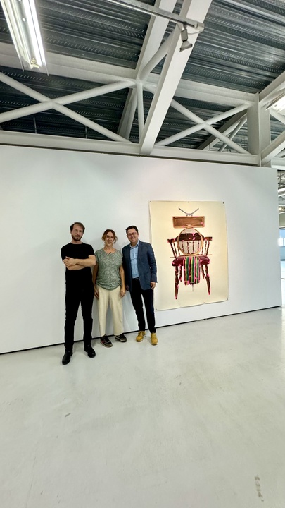 El director del Instituto de las Industrias Culturales y las Artes, Manuel Cebrián, con la artista Ana Martínez y el comisario de la muestra.