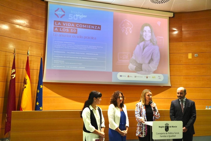 La consejera de Política Social, Familias e Igualdad, Conchita Ruiz, durante la presentación del programa 'Impulso Mujer + 50'