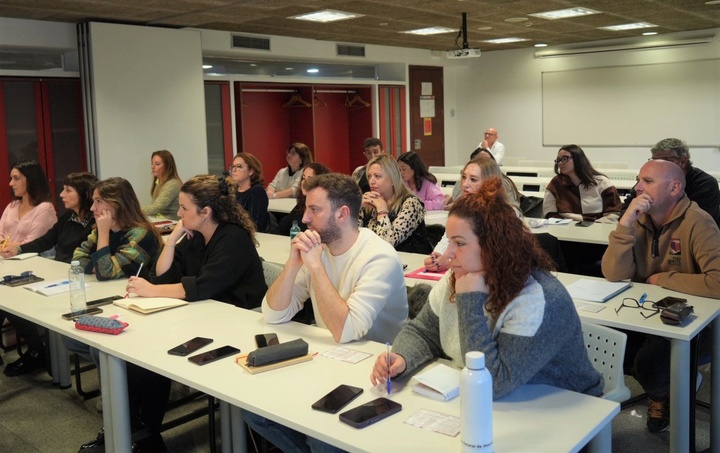 Profesionales del ámbito de la infancia durante la sesión formativa sobre menores y trata