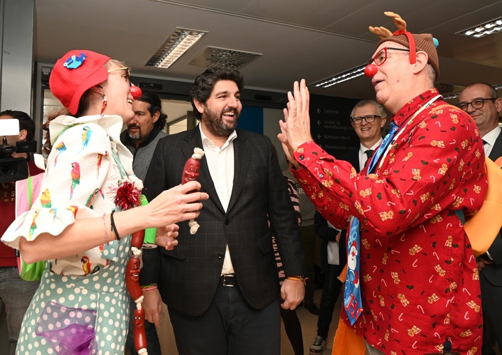 López Miras participa en la fiesta de Navidad del Hospital Materno-Infantil Virgen de La Arrixaca, junto a los menores allí ingresados