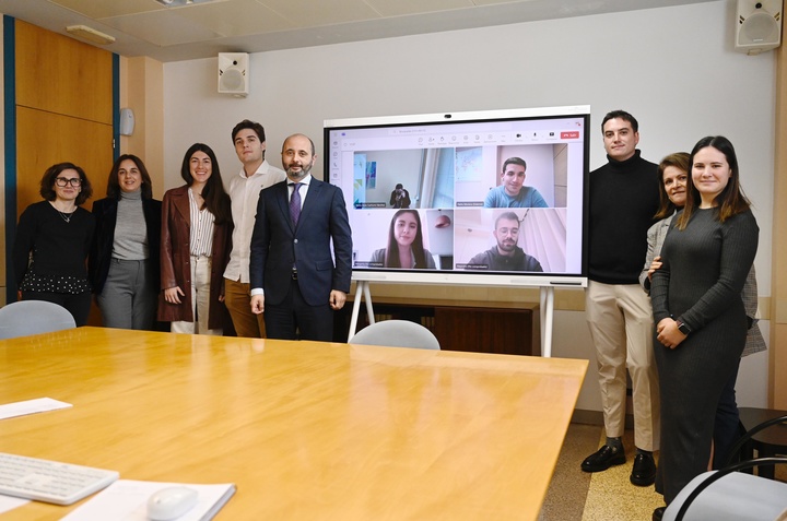 El director del Info, Joaquín Gómez, junto a los jóvenes becados.